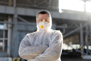 covid-19 Coronavirus Arzt Stehen Krankenhaus Parkplatz gekleidet Weiß schützend Overall Hazmat Anzug. foto