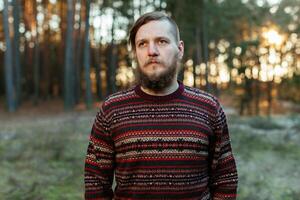 Porträt von ein bärtig Hipster Tourist Mann im das Wald Wald foto