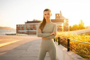 Sportlerin Stehen im Sommer- Park nach Morgen trainieren foto