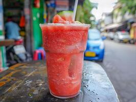 ai generiert Wassermelone Smoothie Straße Essen cool Nieder foto