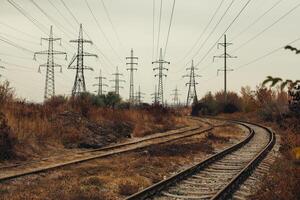 industriell nebelig Landschaft - - alt verlassen industriell Zone im Herbst Wald foto