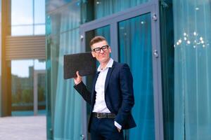 Geschäft. Geschäftsmann Brille Stehen Stadt Straße in der Nähe von Büro Gebäude foto