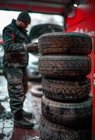 ai generiert Mann ist Stehen in der Nähe von Stapel von Reifen im Auto Reparatur Geschäft. foto