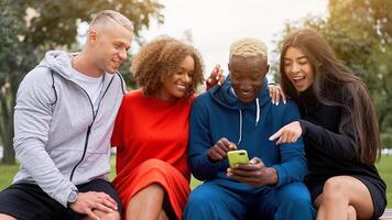 multi ethnisch freunde draussen. vielfältig Gruppe Menschen afro amerikanisch asiatisch kaukasisch Ausgaben Zeit zusammen foto