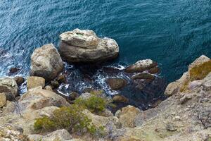 groß Stein Felsen Über das Meer Wasser foto