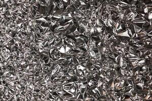 voll Rahmen nehmen von ein Blatt von zerknittert Silber Aluminium vereiteln foto