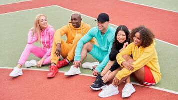 multiethnisch Gruppe Menschen Teenager Freunde. Afroamerikaner, asiatisch, kaukasisch Schüler Ausgaben Zeit zusammen gemischtrassig Freundschaft foto