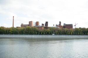 Fabrik Gebäude auf das Moskau Fluss im Russland foto