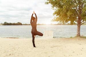 Fitness, Sport, Menschen und Lebensstil Konzept - - jung Frau Herstellung Yoga Übungen auf Strand von zurück foto