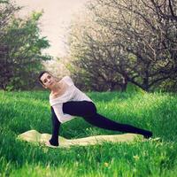 schön Mädchen ist beschäftigt, verlobt im Yoga im das Wald foto