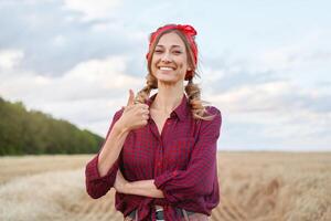 Frau Farmer Stehen Ackerland lächelnd weiblich Agronom Spezialist Landwirtschaft Landwirtschaft glücklich positiv kaukasisch Arbeiter landwirtschaftlich Feld foto