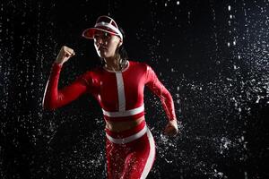 schön jung Mädchen im Sportbekleidung rennen im aqua Studio. Tropfen von Wasser Verbreitung Über ihr Fitness Körper. das perfekt Zahl auf das Hintergrund von Wasser Spritzer. Schlecht Wetter zum Sport foto