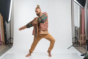 Fröhlich Mann Tanzen im Foto Studio