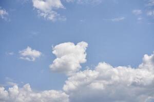 Blau Himmel mit Weiß flauschige Wolke Sommer- sonnig Tag foto