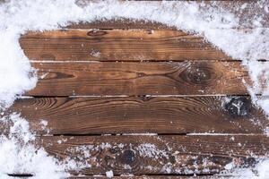 Winter Hintergrund. leeren hölzern Planke mit Schnee Grenze, Kopieren Raum zum Text foto