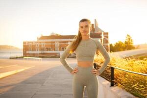 Sportlerin Stehen im Sommer- Park nach Morgen trainieren foto