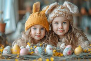 ai generiert zwei süß wenig Schwestern sind tragen Hase Ohren und Lügen auf das Heu mit Ostern Eier foto