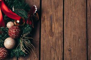 Advent Weihnachten Kranz auf hölzern Tür oder Mauer Dekoration foto