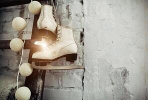 Weiß Rollschuhe beim das hölzern Treppe. Neu Jahr Innere foto