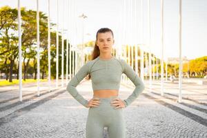 Sportlerin Stehen im Sommer- Park nach Morgen trainieren foto