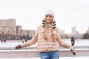 Frau im komisch Winter draussen foto