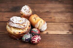 traditionell Ostern Kuchen Kraffin steht auf hölzern Tabelle gegen ein dunkel Hintergrund. foto