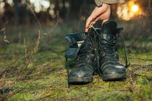 Wanderer alt schwarz Stiefel Stehen auf Gras schwer Reise Konzept foto