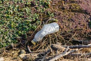 schmutzig Ökologie Umgebung mit verstreut Müll und Abfall von Mensch Aktivität foto