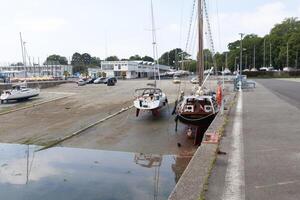 Brest, Frankreich 28 kann 2018 Panorama- draussen Aussicht von sete Yachthafen viele klein Boote und Yachten ausgerichtet im das Hafen. Ruhe Wasser und Blau wolkig Himmel. foto