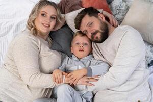 glücklich Familie Konzept Mutter Vater und Sohn haben Spaß beim Zuhause foto