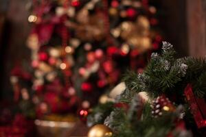 schließen oben von Weihnachten Baum mit Ornamente von Kugeln, Schneeflocken, Schlitten, Beleuchtung. foto