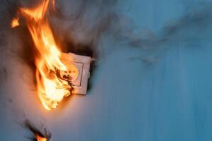 Wohnung Feuer ist verursacht durch elektrisch Auslauf Fehler. foto