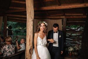 glückliches Brautpaar und der erste Tanz, Hochzeit im eleganten Restaurant mit wunderbarem Licht und Atmosphäre foto