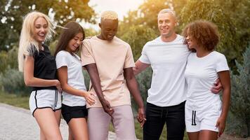 multiethnisch Gruppe Menschen Teenager Freunde. Afroamerikaner, asiatisch, kaukasisch Schüler Ausgaben Zeit zusammen gemischtrassig Freundschaft foto