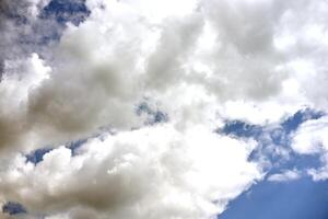 Blau Himmel mit Weiß flauschige Wolke Sommer- sonnig Tag foto