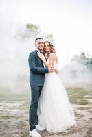 schön Braut und Bräutigam. Hochzeit Zeremonie im Natur. Rauch Bomben. foto
