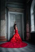 Frau Jahrgang rot Kleid alt Schloss schön Prinzessin im verführerisch Kleid foto