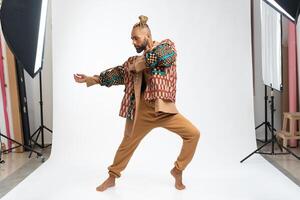 Fröhlich Mann Tanzen im Foto Studio