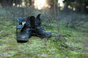 Wanderer alt schwarz Stiefel Stehen auf Gras schwer Reise Konzept foto