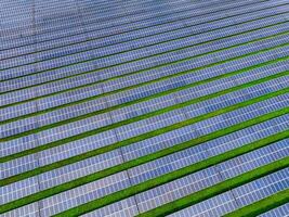 Solar- Bauernhof und Sonne Licht. Solar- Leistung zum Grün Energie. nachhaltig verlängerbar Energie. Photovoltaik Leistung Bahnhof oder Solar- Park. Solar- Panel Installation und Instandhaltung Konzept. Energie Nachhaltigkeit. foto