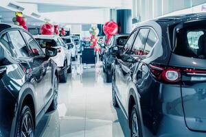 selektiver fokus graues auto im luxus-showroom geparkt. autohaus büro. neues Auto in modernem Ausstellungsraum geparkt. auto für verkauf und miete geschäftskonzept. Autoleasing und Versicherungshintergrund. foto