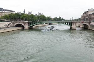 Paris, Frankreich - - Juni 01, 2018 Aussicht auf das notr Damm Brücke in der Nähe von Seine Fluss. Paris Frankreich Europa. foto