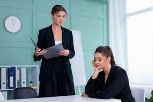 jung Frauen Führer sind Überprüfung finanziell Aussagen von Papier Unterlagen. zwei weiblich zuversichtlich Geschäft Arbeiter gekleidet schwarz passen im Büro Überprüfung finanziell dokumentieren foto