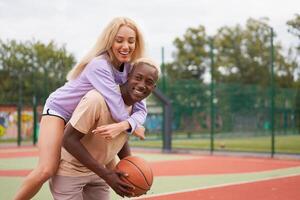 Basketball afro amerikanisch Mann freunde Ausbildung kaukasisch Frau gemischtrassig Freundschaft afro Kerl Lehrer Lehren weiblich foto