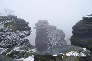 auf das groß zschirnstein im Nebel. Felsen bedeckt mit Schnee. Standpunkt Elbe Sandstein Berge foto