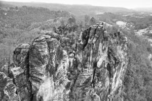 gezackt Felsen beim das Basteibridge. breit Aussicht Über Bäume und Berge. National Park foto