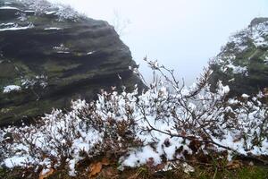 auf das groß zschirnstein im Nebel. Felsen bedeckt mit Schnee. Standpunkt Elbe Sandstein Berge foto