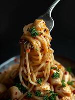 ai generiert frisch beißen von heiß Spaghetti eingewickelt auf Gabel gegen das dunkel schwarz Hintergrund foto