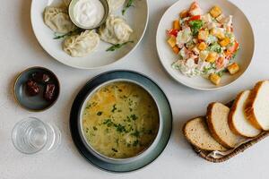 Ramadan Essen Vorbereitung zum iftar Mahlzeit während das heilig Monat. Glas von Wasser und Schüssel von Termine. oben Sicht, eben legen foto