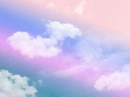 Schönheit Süss Pastell- Orange und Rosa bunt mit flauschige Wolken auf Himmel. multi Farbe Regenbogen Bild. abstrakt Fantasie wachsend Licht foto